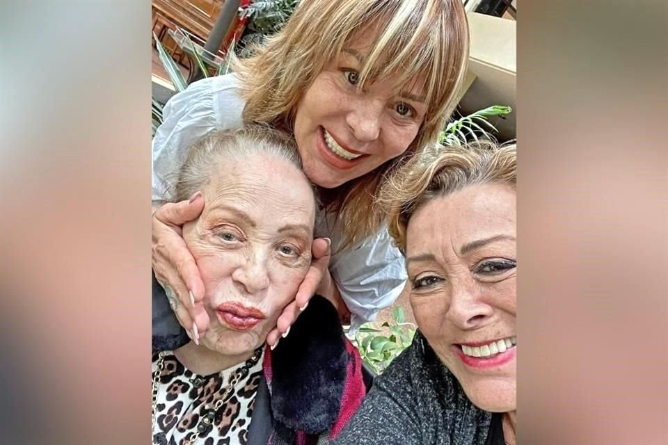 Alejandra Guzmán compartió en redes una foto donde ella y su hermana llenaron de apapachos a su madre, Silvia Pinal.