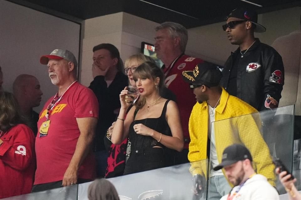 Taylor Swift desde el palco donde estará viendo el Super Bowl.