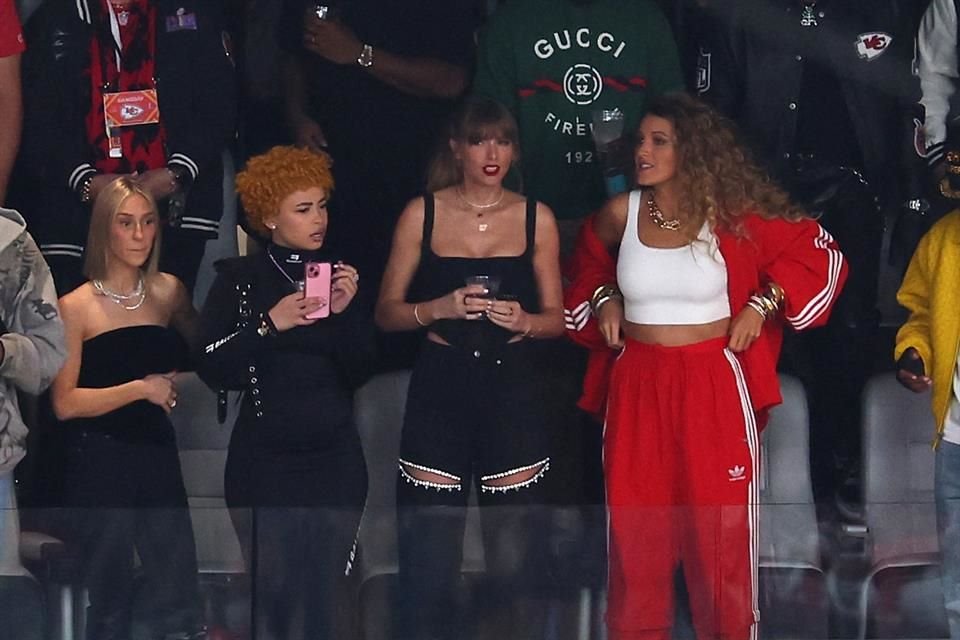 Taylor Swift fue caprada junto a sus amigas Blake Lively y Ice Spice desde el palco.