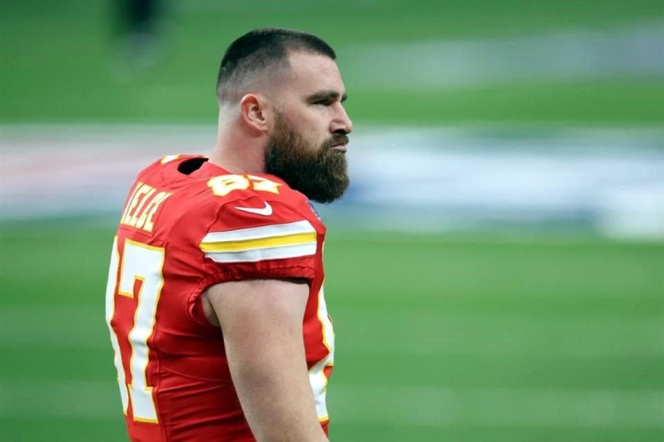 Travis Kelce se alista para el juego en Las Vegas.