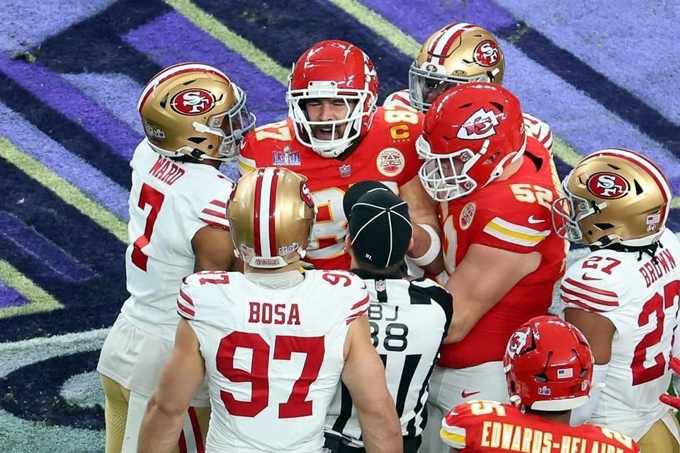 Nick Bosa, de San Francisco, intercambia gritos con Travis Kelce, de los Chiefs.