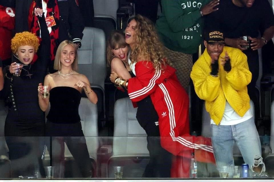 La cantante Taylor Swift y la actriz Blake Lively reaccionan a una atrapada de Kansas City.