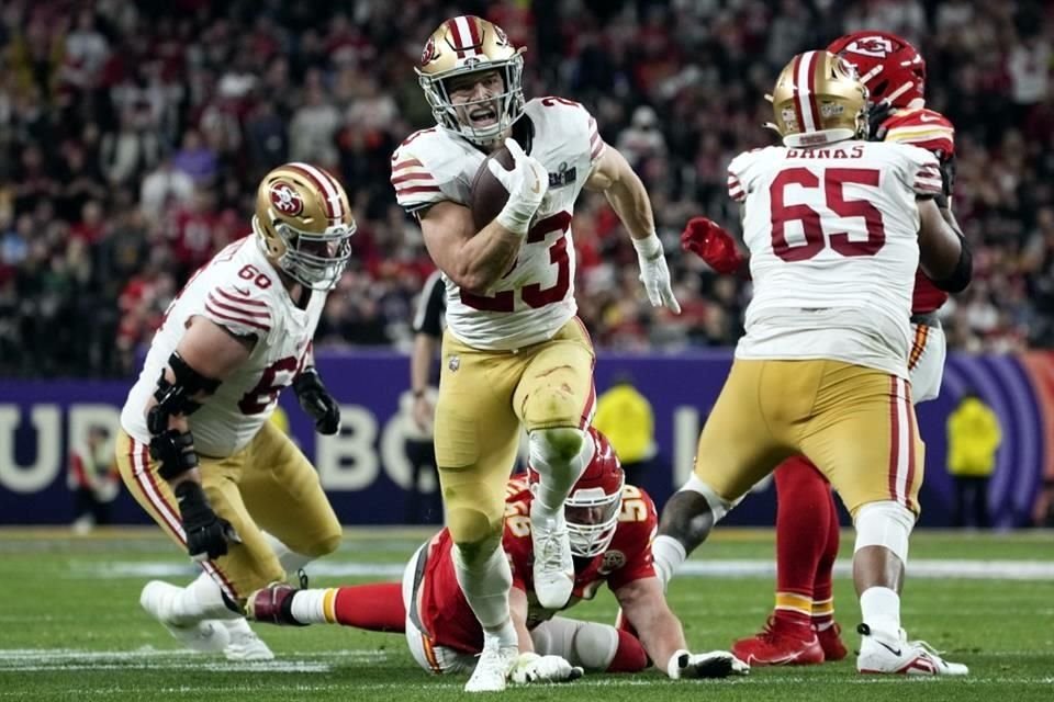 Pese a ser uno de los mejores corredores de la NFL, McCaffrey recibió el balón por aire para anotar.