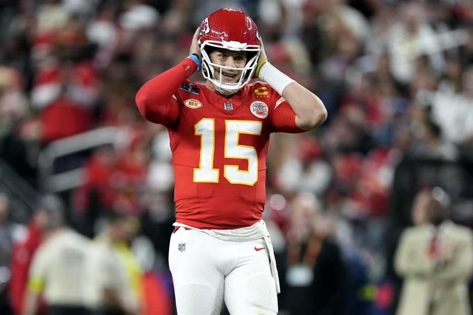 Patrick Mahomes se lamenta tras un intento fallido.