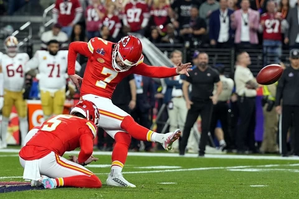 Harrison Butker patea para hacer efectivo un gol de campo para los primeros tres puntos de Kansas City.