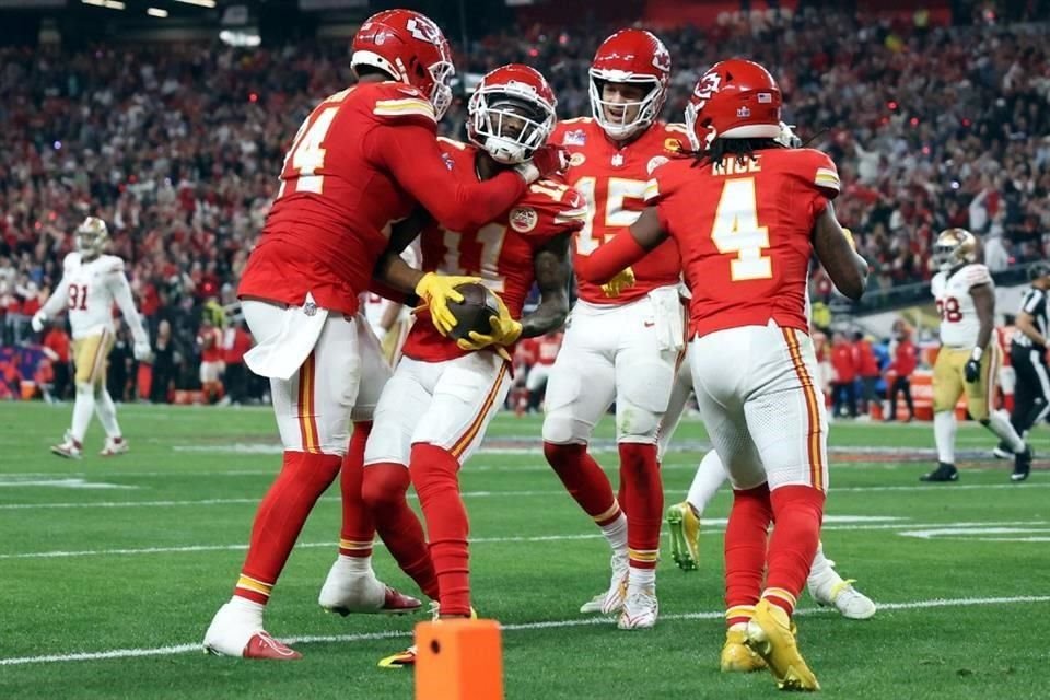 Se tardó una mitad completa y parte del tercer cuarto, pero Patrick Mahomes logró conectarse con sus receptores para un TD.