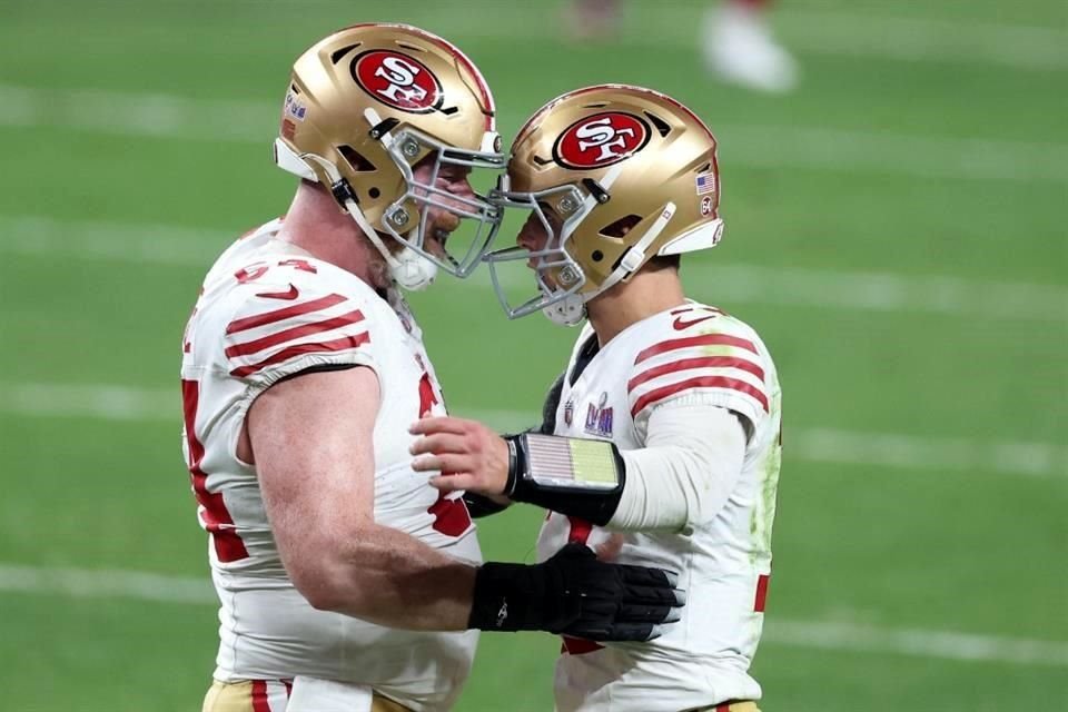 Brock Purdy celebra con Jake Brendel tras su pase de anotación a Jennings.