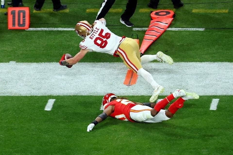 George Kittle se estira para conseguir un primer y diez... y lo consigue.