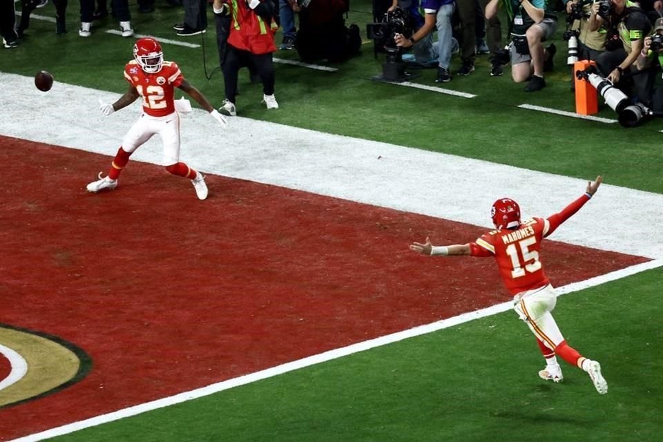 Hardman Jr. y Patrick Mahomes celebran tras la última anotación del encuentro.