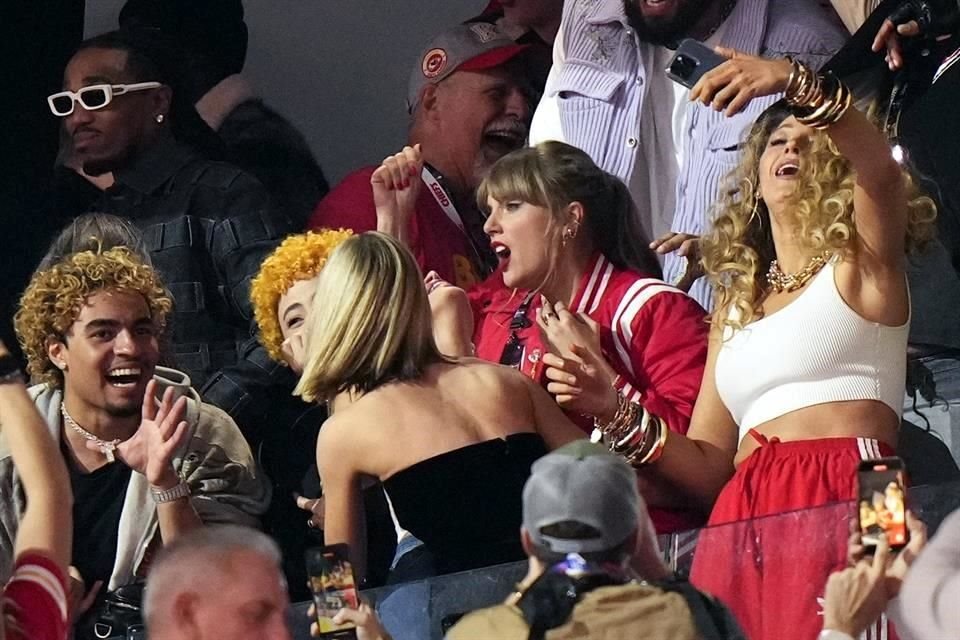 El festeho de Taylor Swift en su palco tras el pase del triunfo.