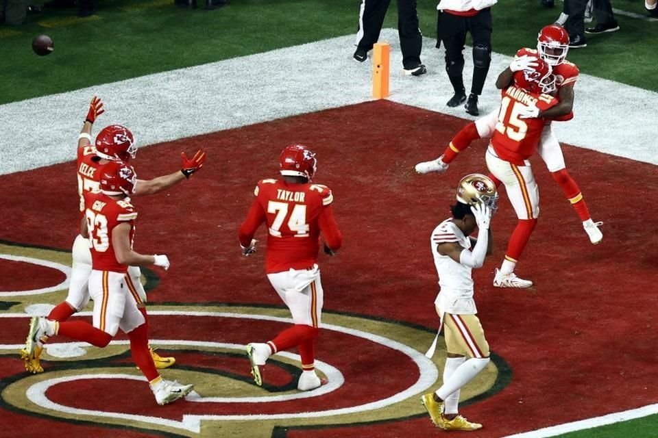 Mecole Hardman Jr. festeja con Patrick Mahomes tras atrapar el pase de la victoria.