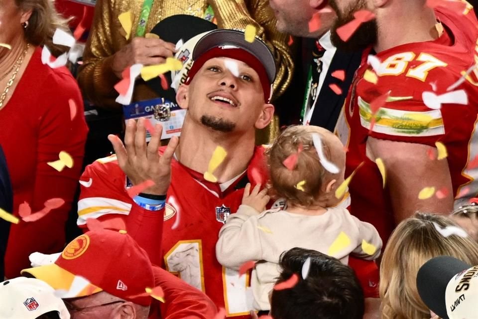 Patrick Mahomes celebró con su familia.