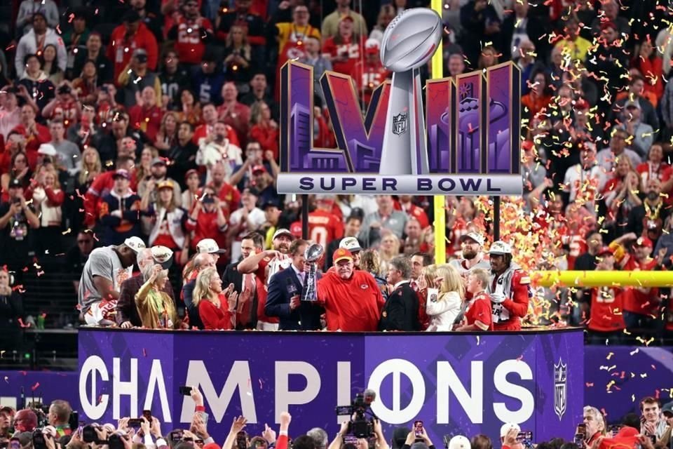 Andy Reid, head coach de Kansas City, sostiene el trofeo Vince Lombardi.