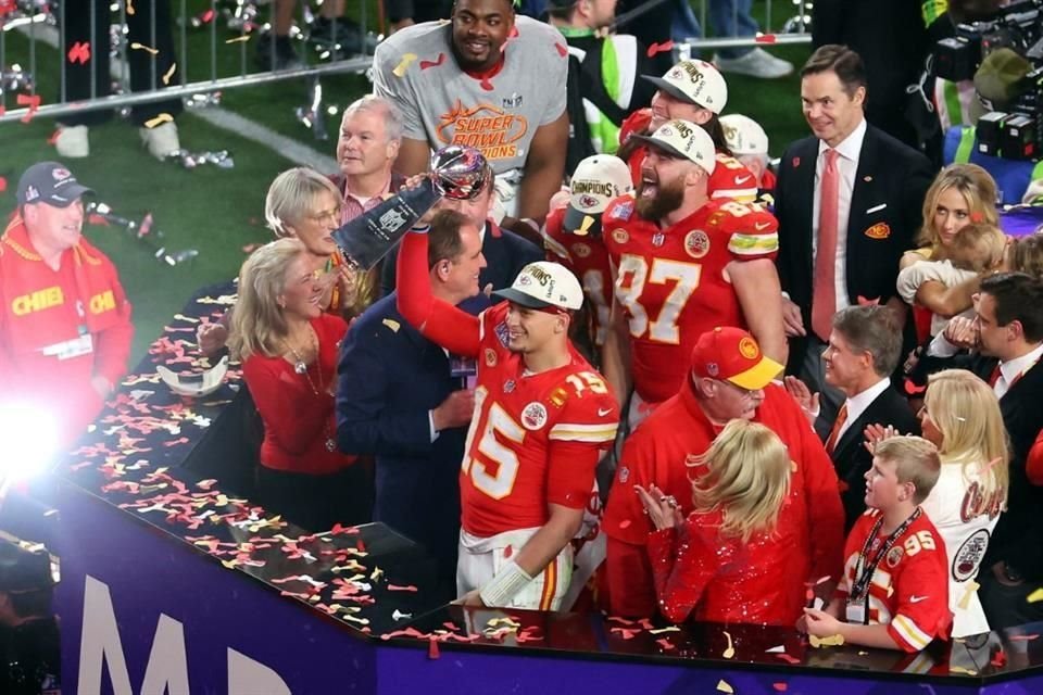 Patrick Mahomes levanta el trofeo de campeón de la NFL.