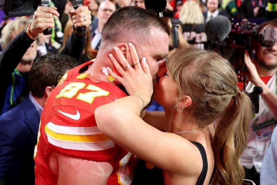 El beso entre Travis Kelce y su novia, la cantante Taylor Swift, para festejar el título de los Chiefs.