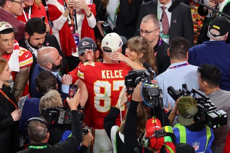 Taylor Swift baja a la cancha para encontrarse con Travis Kelce.