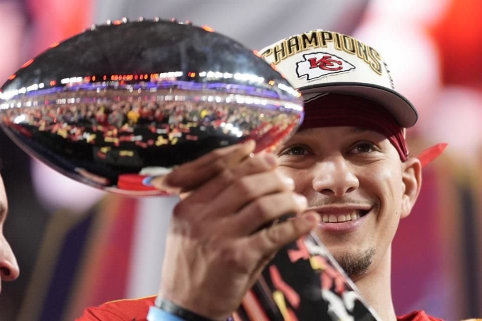 Patrick Mahomes levanta su tercer trofeo Vince Lombardi.