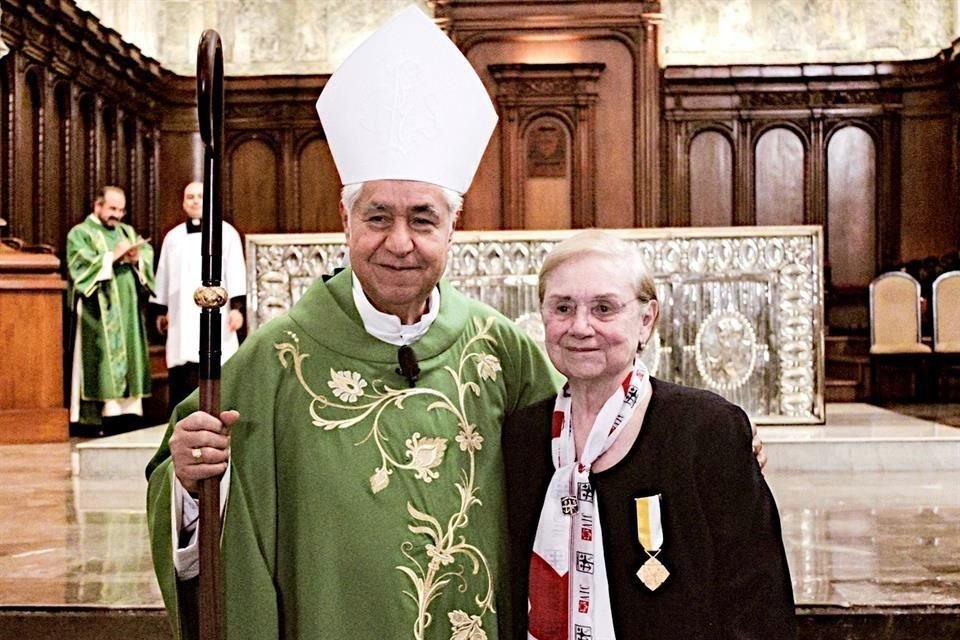 Mercedes Jaime, de Voluntarias Vicentinas, recibió la condecoración Cruz Pro Ecclesia et Pontifice.