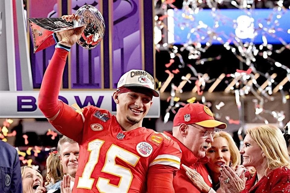 Patrick Mahomes levanta su tercer trofeo Vince Lombardi.