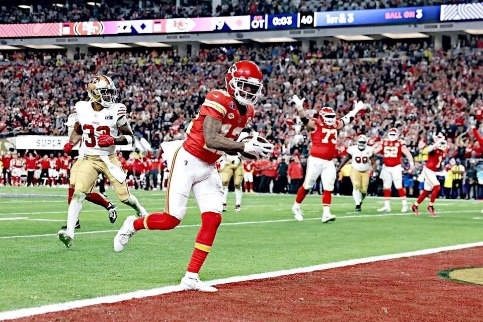 Mahomes da pase de TD a Hardman a 3 segundos de acabar el Tiempo Extra y ganó el Super Bowl.