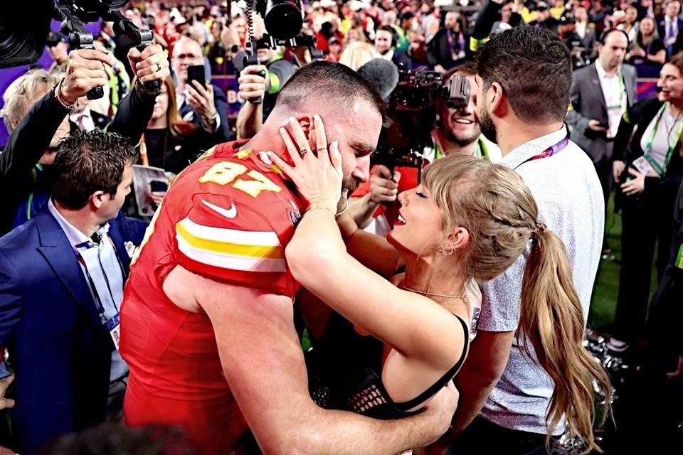 La estrella musical Taylor Swift, novia de Travis Kelce, jugador de Kansas, fue amuleto y fenómeno. Su presencia aumentó la audiencia del juego.