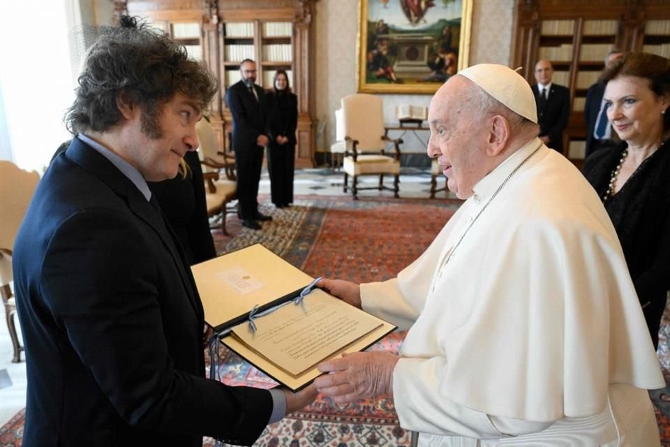 El Papa Francisco durante una audiencia privada con el Presidente Argentino, Javier Milei, en el Vaticano, el pasado 12 de febrero del 2024.
