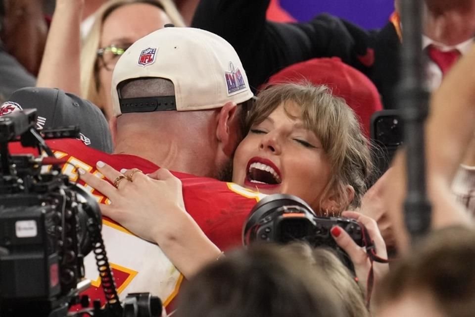 Ambos famosos bailaron y cantaron durante la fiesta post Super Bowl.