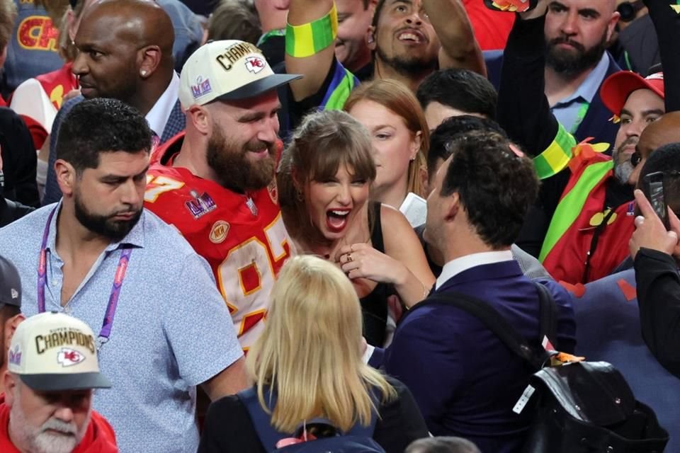 Travis y Taylor convivieron con sus amigos y familiares después del partido.