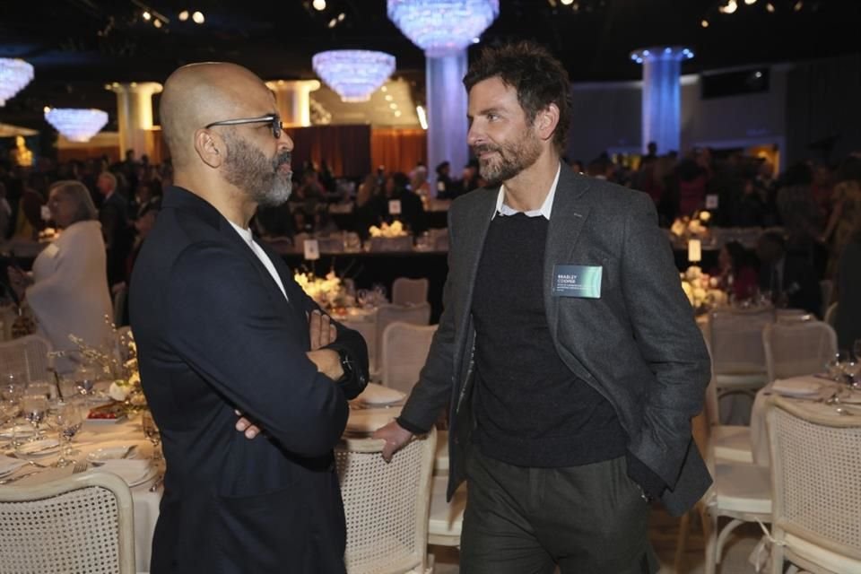 Los actores Jeffrey Wright y Bradley Cooper fueron captados conversando en el lunch.