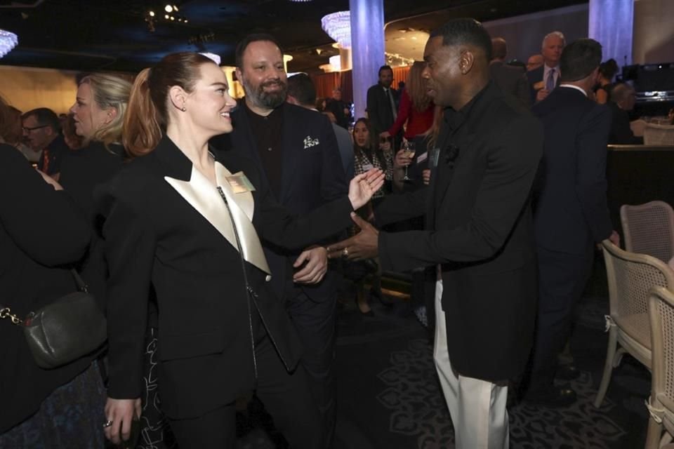 Emma Stone y Yorgos Lanthimos, saludando a Colman Domingo, durante el evento.