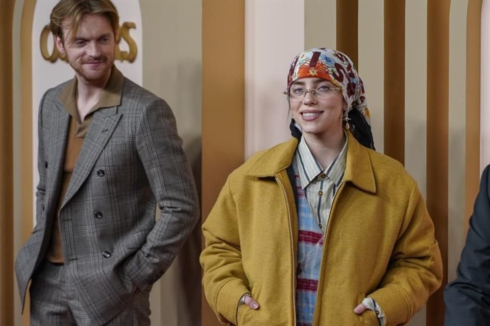 Así llegaron Finneas O'Connell y su hermana Billie Eilish al lunch. Están nominados por el tema 'What Was I Made For?'.