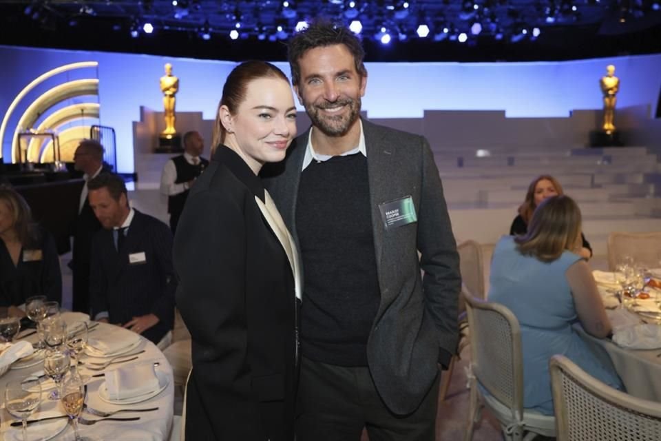 Después del saludo, Emma Stone y Bradley Cooper posaron para la foto del recuerdo.