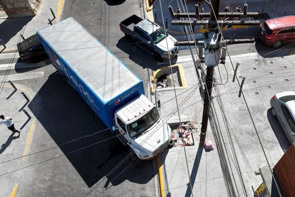 Tras más de cuatro horas de congestionar la circulación, la unidad pesada fue liberada cerca de las 15:30 horas. 