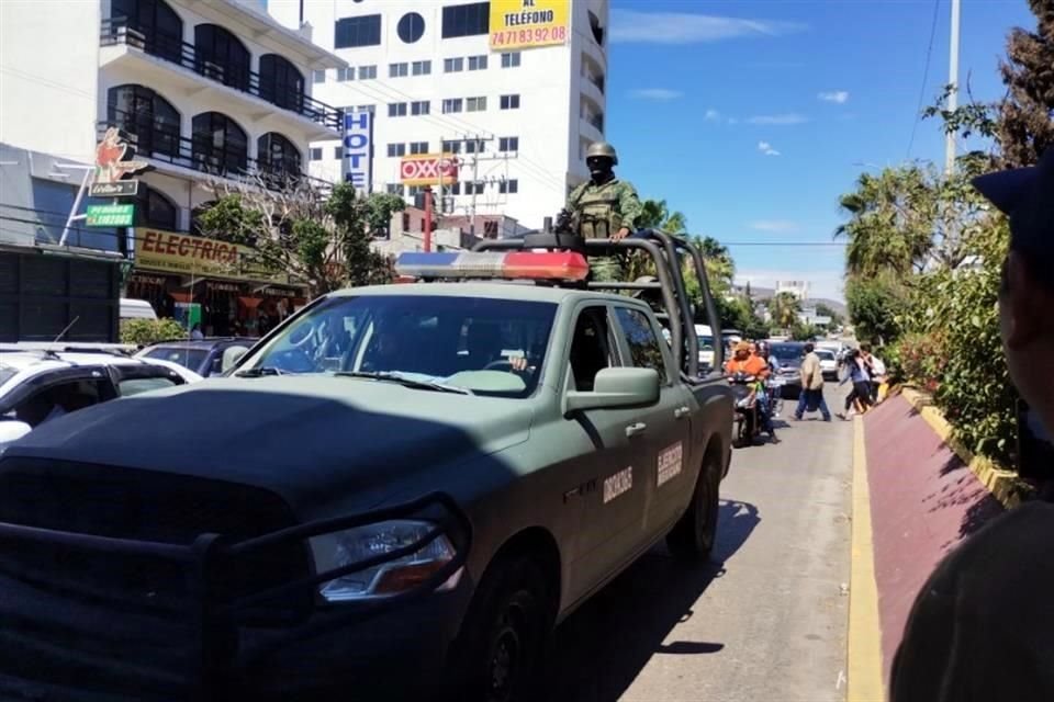 Aunque hay militares recorriendo Chilpancingo, este lunes sigue intermitente el servicio de transporte público y algunas escuelas cerradas.