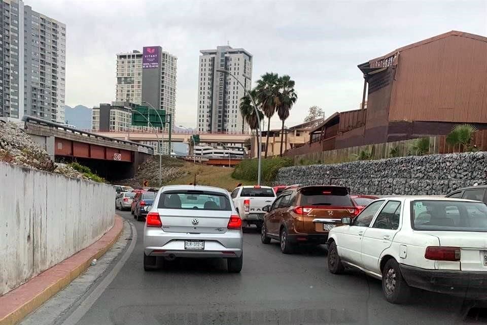 Aunque antes era un tramo que se circulaba en menos de un minuto, ahora pasar por Washington entre el Pabellón Ciudadano y Félix U. Gómez, toma casi 10 minutos en hora pico.