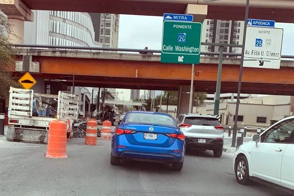 Al llegar al cruce, los automovilistas sólo tienen un carril para seguir por Washington.