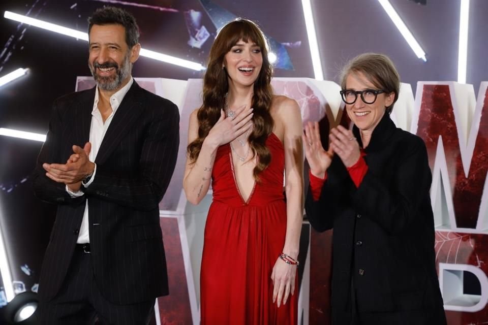 José María Yazpik, Dakota Johnson y S. J. Clarkson en la alfombra roja de 'Madame Web'.