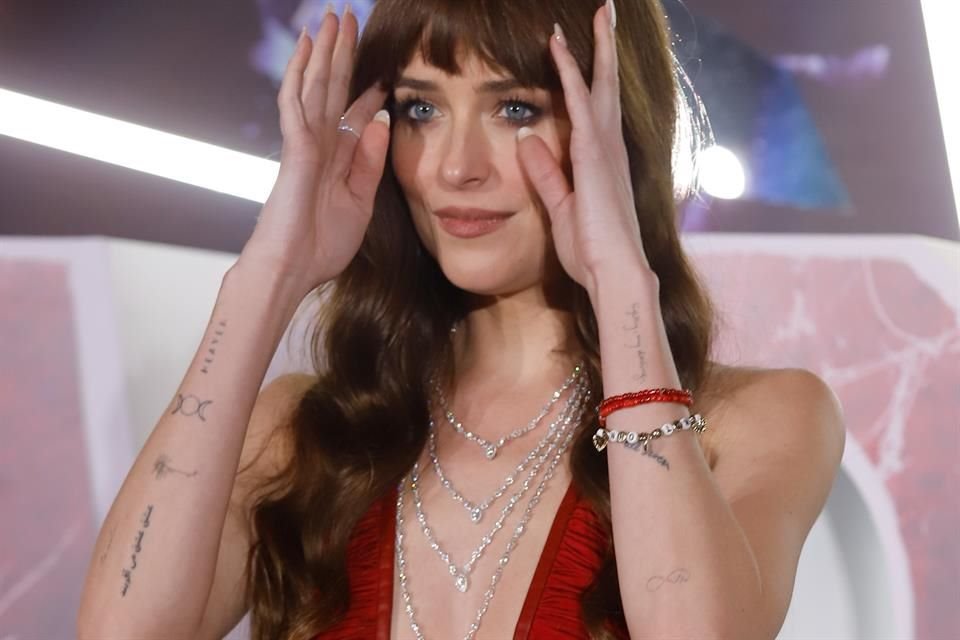 La actriz Dakota Johnson causó furor en la alfombra roja de 'Madame Web' que se llevó a cabo en la Ciudad de México.