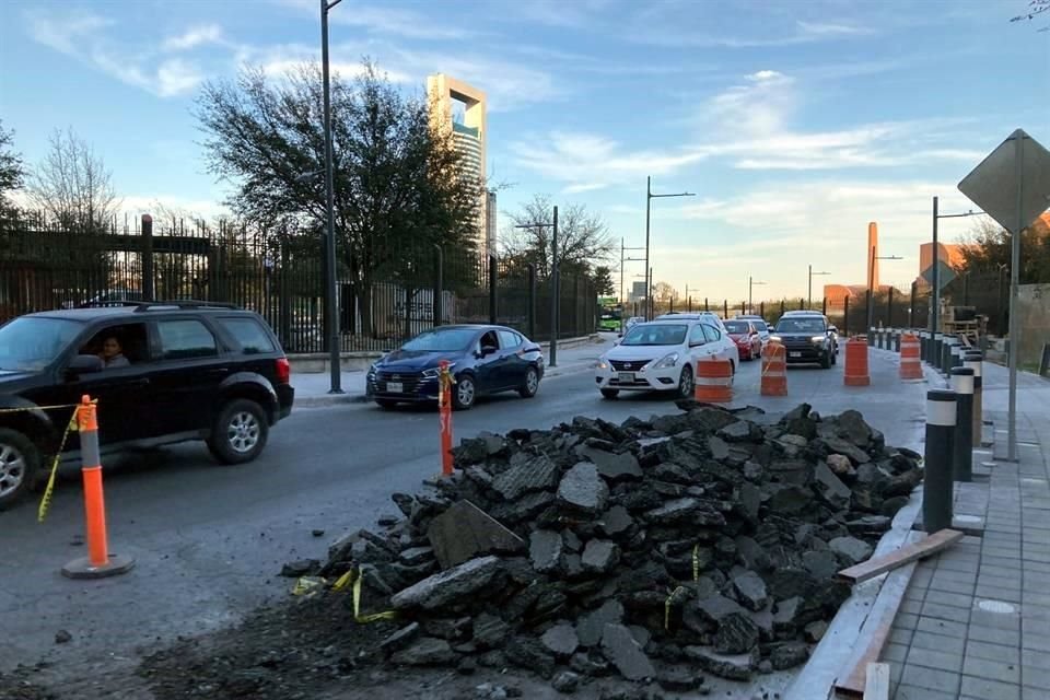 Los trabajos para el Corredor Verde bloquean dos de los tres carriles de la calle Washington, a la altura de Félix U. Gómez.