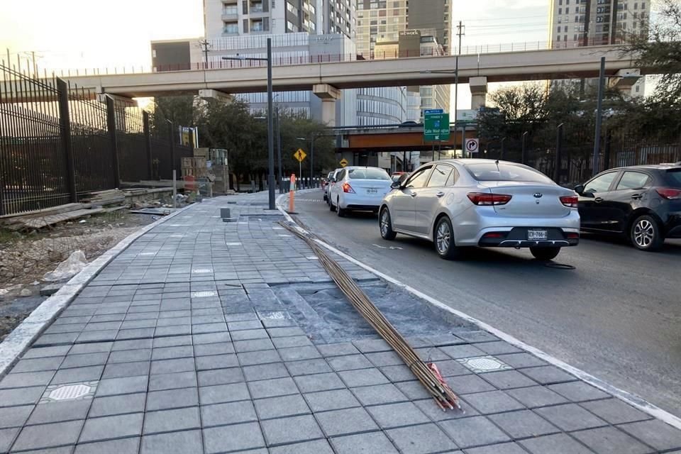 Los trabajos para el Corredor Verde bloquean dos de los tres carriles de la calle Washington, a la altura de Félix U. Gómez.