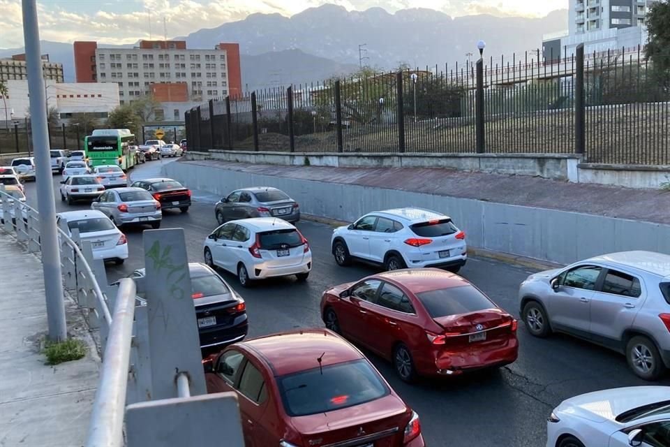 Los trabajos para el Corredor Verde bloquean dos de los tres carriles de la calle Washington, a la altura de Félix U. Gómez.