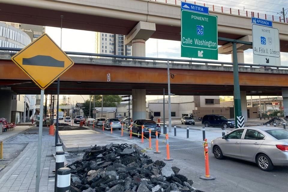 Los trabajos para el Corredor Verde bloquean dos de los tres carriles de la calle Washington, a la altura de Félix U. Gómez.