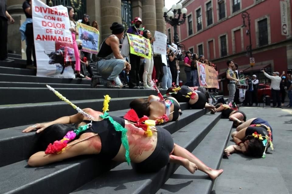 Ayer activistas de cinco colectivos se manifestaron afuera del Congreso capitalino.