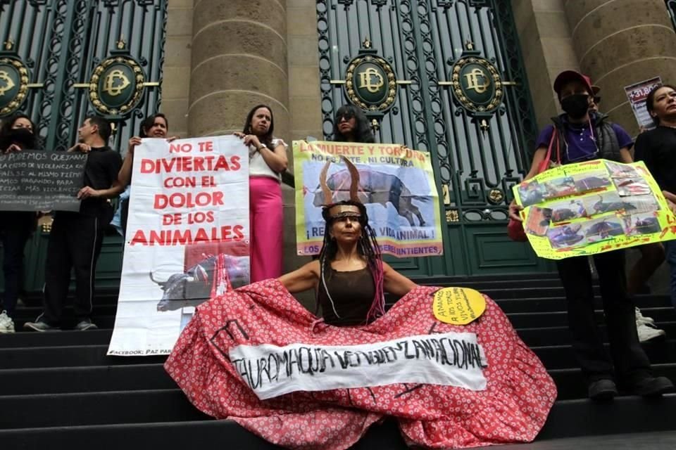 Los manifestantes se manifestaron caracterizados y con pancartas.