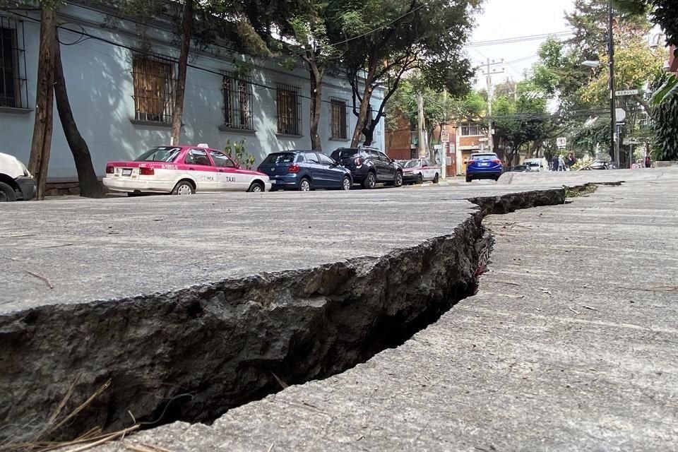 La falla ha provocado que grietas se abran en el pavimento.