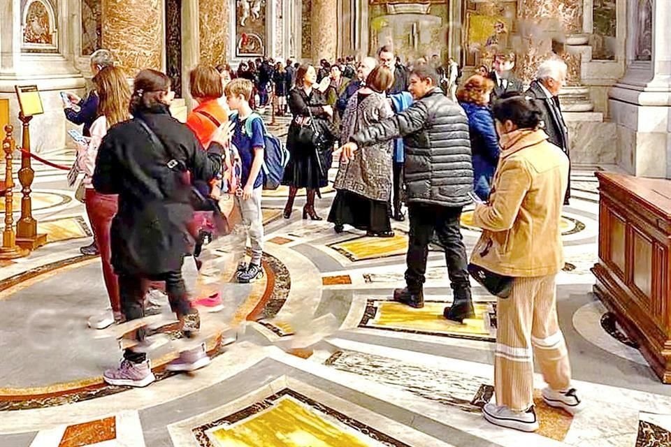 Una foto tomada a lo lejos en El Vaticano difundida en X (antes Twitter) alertó de la presencia de Gálvez en la antesala de su encuentro.