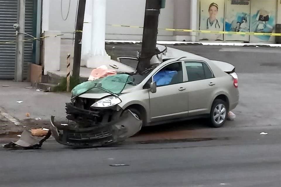 El vehículo Nissan Tiida quedó destrozado tras el estrellamiento contra el poste.