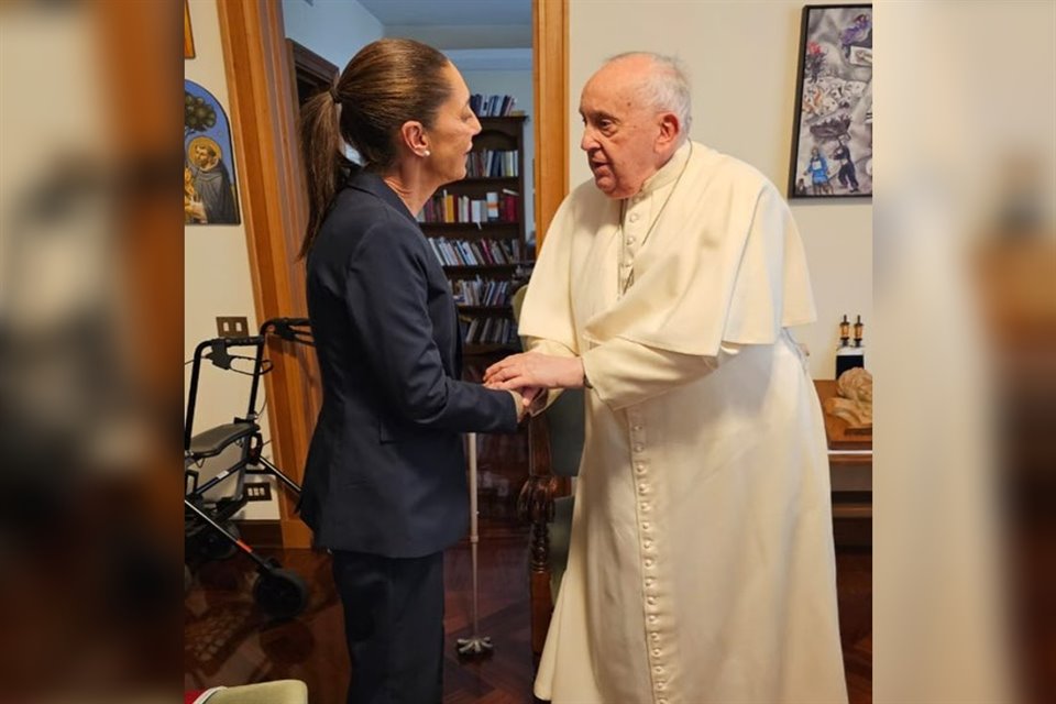  Sheinbaum aseguró que la reunión fue en un despacho privado del máximo representante de la Iglesia Católica.