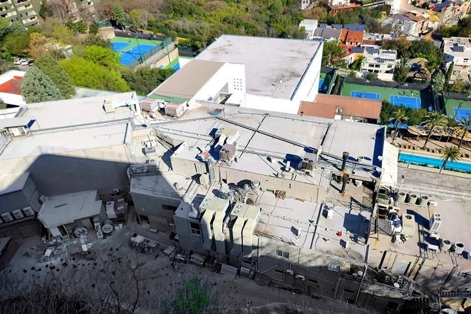 Los talleres de mantenimiento del Alpino Chipinque vistos desde el balcón de un edificio aledaño. Los vecinos se quejan de que allí se trabaja de madrugada.