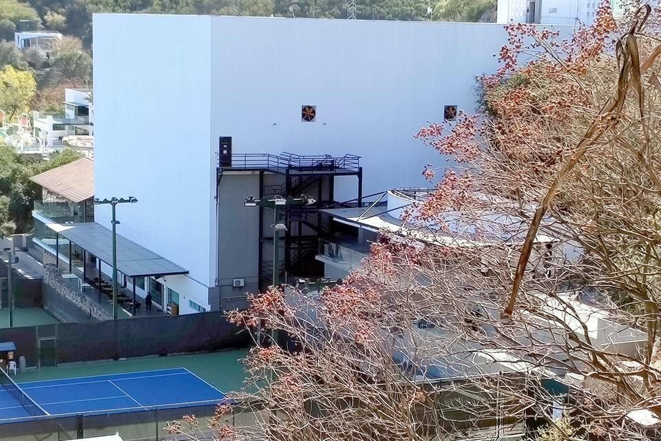 Las canchas del deportivo y un centro social vistos desde un departamento de El Pinar. El ruido de las fiestas llega hasta la sala de estos condominios.